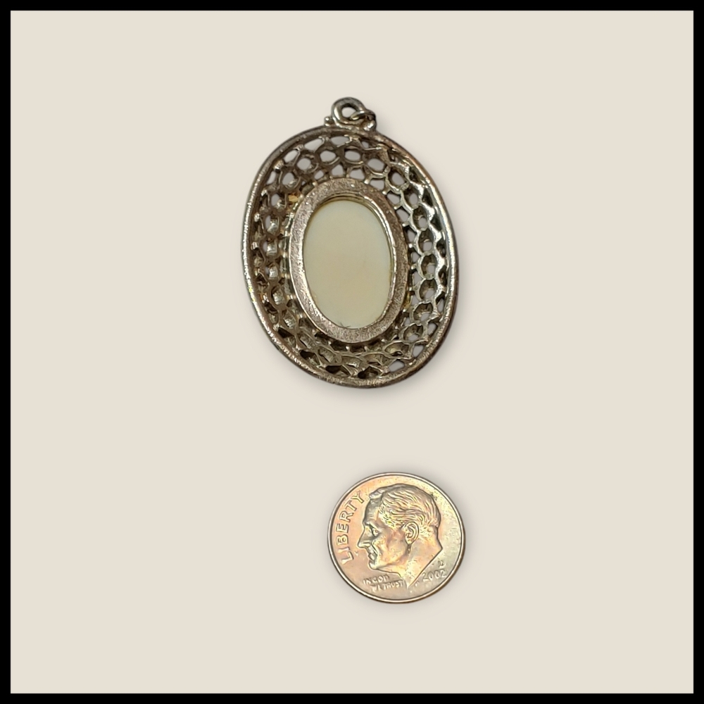 Vintage Madonna and Child Blue Cameo Pendant - Picture 3 of 3